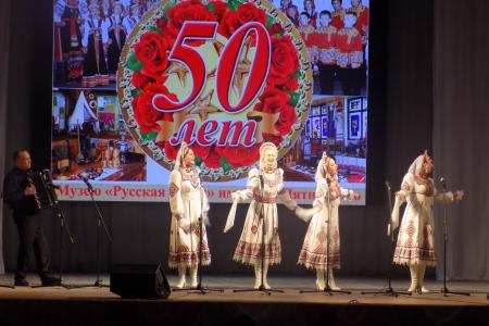 Воронежские коммунисты поздравили с 50-летием фольклорный ансамбль «Желанушка»