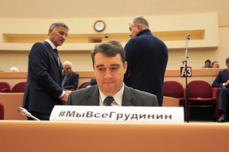 Саратовская область. Депутаты-коммунисты попытались "достучаться" до своих коллег из "ЕР" с помощью мегафона