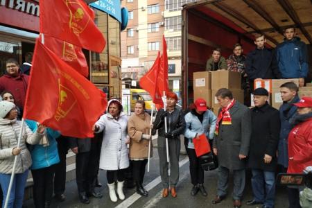 Новогодние подарки детям Луганска и Донецка от ставропольских коммунистов и комсомольцев