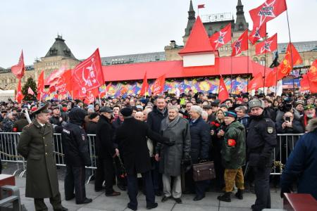 Цветы – Генералиссимусу Победы!
