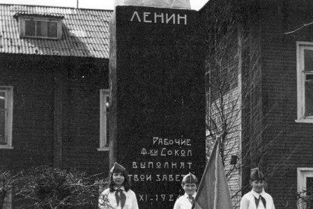 В городе Сокол Вологодской области старейший в России памятник Ленину спрятали в пластиковый короб