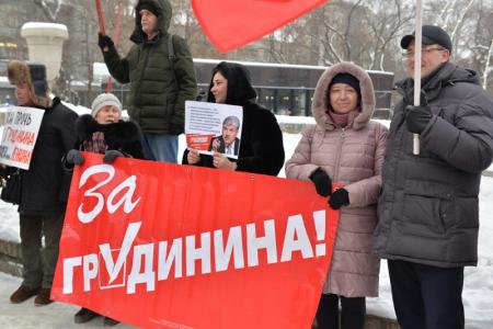 Своих товарищей не бросим: Новосибирские коммунисты поддержали Грудинина и Левченко на массовом пикете