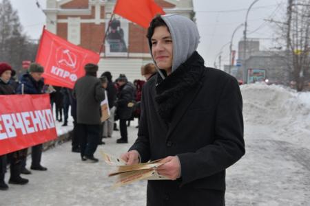 Своих товарищей не бросим: Новосибирские коммунисты поддержали Грудинина и Левченко на массовом пикете