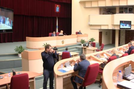 Саратовская область. Депутаты-коммунисты попытались "достучаться" до своих коллег из "ЕР" с помощью мегафона