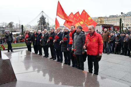 Цветы – Генералиссимусу Победы!