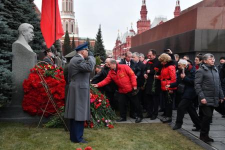 Цветы – Генералиссимусу Победы!
