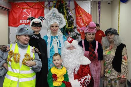 Тюменские коммунисты организовали новогодний утренник для детей