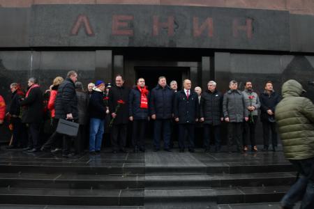 Цветы – Генералиссимусу Победы!