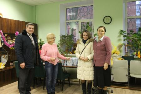 Коммунисты Пскова продолжили светлую традицию дарить подарки к Новому году