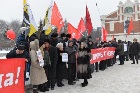 Своих товарищей не бросим: Новосибирские коммунисты поддержали Грудинина и Левченко на массовом пикете