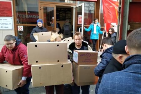 Новогодние подарки детям Луганска и Донецка от ставропольских коммунистов и комсомольцев
