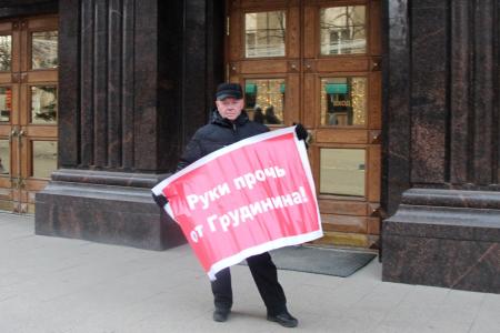 В Челябинске продолжаются одиночные пикеты против преследования руководителей-коммунистов