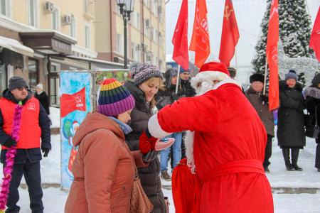 В Томске Дед Мороз и Снегурочка - активисты КПРФ