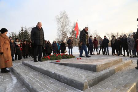 В Омске прошло возложение цветов и гирлянды к памятнику жертвам подавления Куломзинского восстания