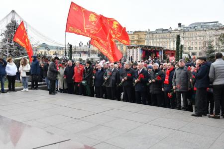 Цветы – Генералиссимусу Победы!