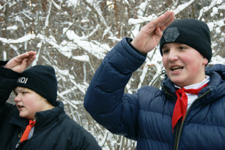 Омские коммунисты поздравили пионеров с наступающим Новым годом