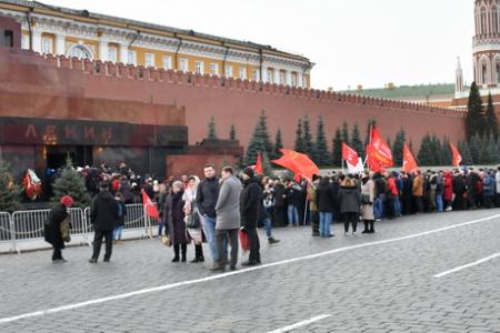 Цветы – Генералиссимусу Победы!