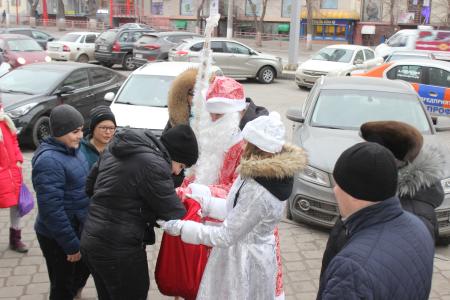 Сталинградские коммунисты совместно с комсомольцами напомнили жителям города о дне образования СССР и поздравили с наступающим Новым годом