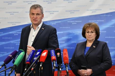 «Пусть богатые платят больше!». А.В. Куринный и В.А. Ганзя выступили перед журналистами в Госдуме