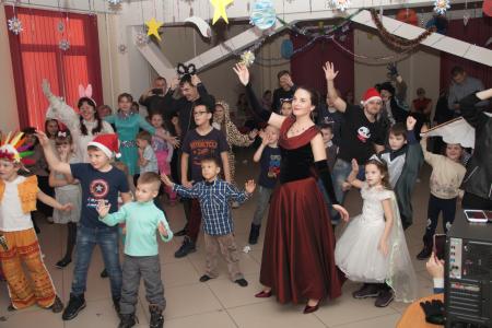Алтайские коммунисты организовали новогодние утренники для детей