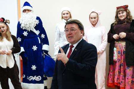 Курская область. Н.Н. Иванов привез в детские больницы новогодние подарки
