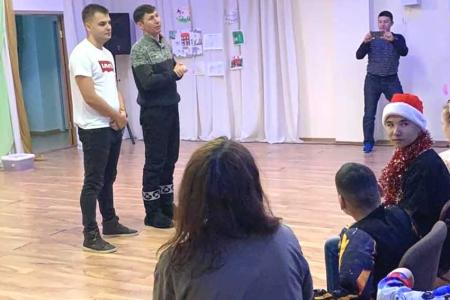 Комсомольцы Якутии поздравили детей-сирот в Новым годом 