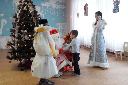 "Здравствуй, дедушка Мороз". Тульские коммунисты приехали с новогодними подарками к маленьким алексинцам