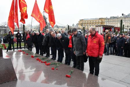 Цветы – Генералиссимусу Победы!