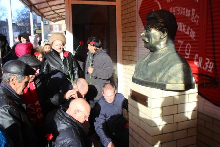 Сталинградские коммунисты открыли памятник Иосифу Сталину
