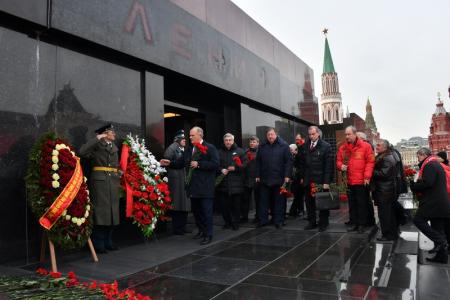 Цветы – Генералиссимусу Победы!
