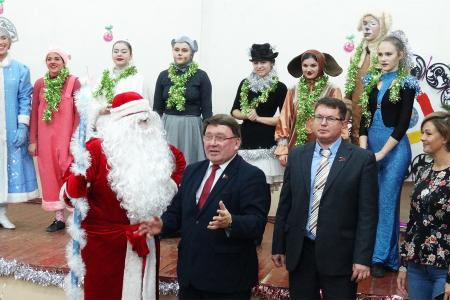 Курская область. Н.Н. Иванов привез в детские больницы новогодние подарки