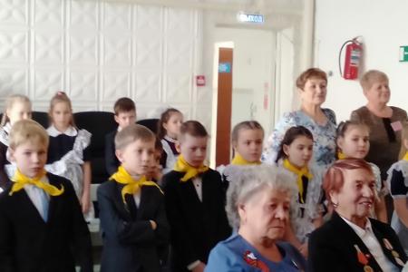 В Чите депутат-коммунист Заксобрания Забайкалья вручил школе копию Знамени Победы 