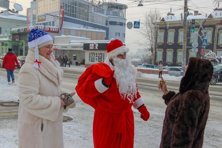 В Томске Дед Мороз и Снегурочка - активисты КПРФ