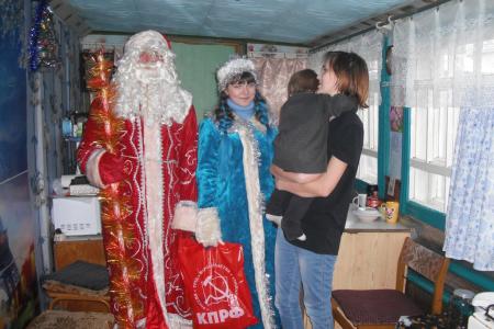 Тамбовская область. В Кирсанове коммунисты дарят праздничное настроение детям