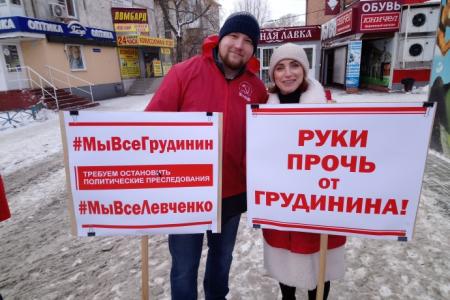 В Омске продолжаются акции в поддержку Сергея Левченко и Павла Грудинина
