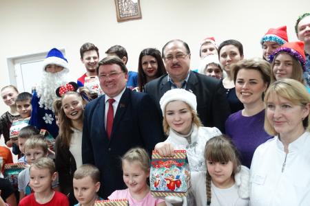 Курская область. Н.Н. Иванов привез в детские больницы новогодние подарки