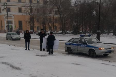 «А вдруг вы в розыске?». Полиция препятствует проведению одиночных пикетов в защиту Грудинина в Тюмени