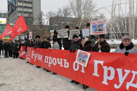 Своих товарищей не бросим: Новосибирские коммунисты поддержали Грудинина и Левченко на массовом пикете