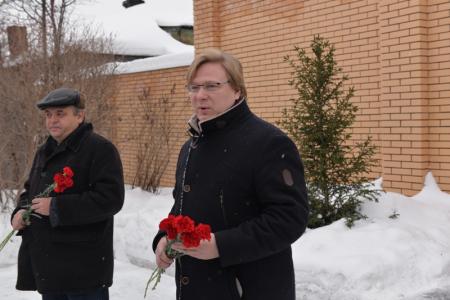 Новосибирские коммунисты возложили цветы к памятнику Сталину