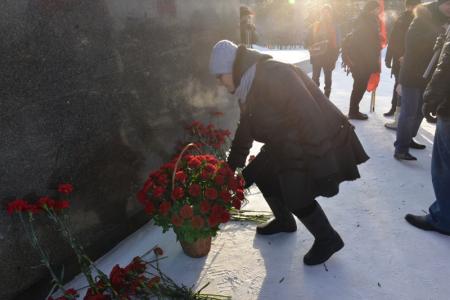«Мы помним, пока жива Россия»: Новосибирские коммунисты возложили цветы к памятнику Ленину 