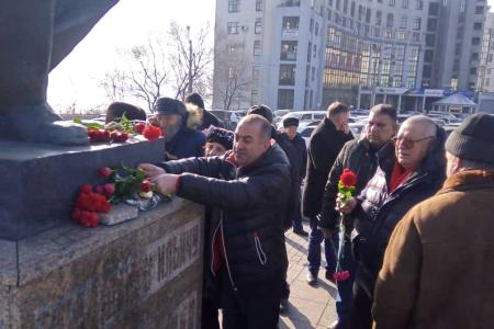 В Приморье коммунисты возложили цветы к памятникам основателю Советского государства