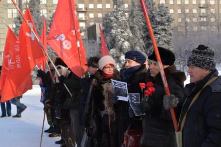 «Мы помним, пока жива Россия»: Новосибирские коммунисты возложили цветы к памятнику Ленину 