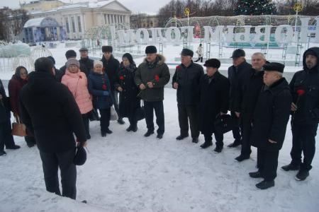 Кировские коммунисты возложили цветы к памятникам В.И. Ленину