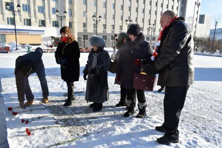 Магаданские коммунисты провели возложение цветов к памятнику В.И. Ленину
