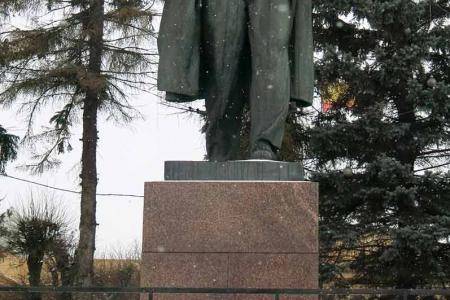 В день памяти В.И. Ленина коммунисты Чувашии возложили цветы к памятникам основателю Советского государства