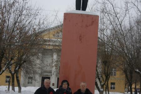 Кировские коммунисты возложили цветы к памятникам В.И. Ленину