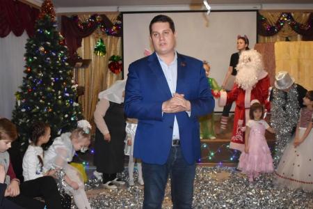 Тульские коммунисты поздравили детей из реабилитационного центра с Новым годом