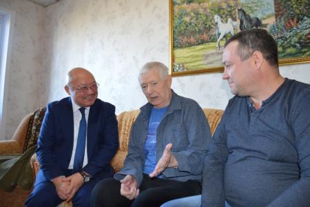Делегация Калмыцкого рескома КПРФ побывала в гостях у ветерана Великой Отечественной войны