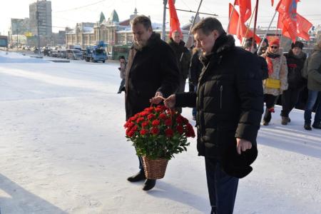 «Мы помним, пока жива Россия»: Новосибирские коммунисты возложили цветы к памятнику Ленину 