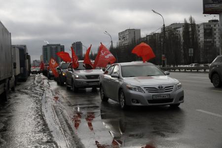 Воронежские коммунисты и комсоольцы провели автопробег в честь 77-й годовщины освобождения города